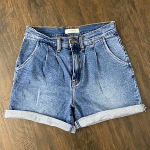 Vibrant High Rise Mom Jean Shorts in size M 😍